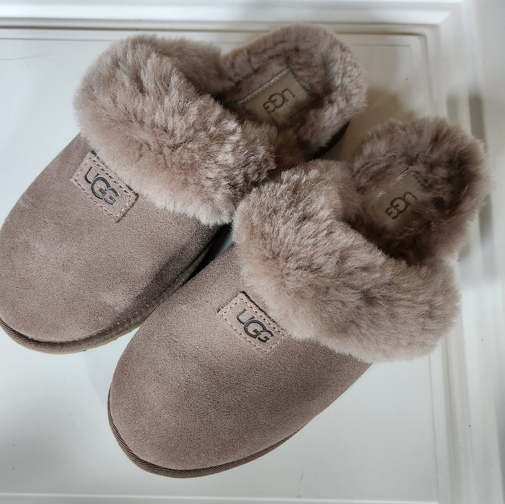 UGG WOMEN  COZY SLIPPER WOMEN SLIPPER SUEDE CARIBOU US SIZE 7  H40N4